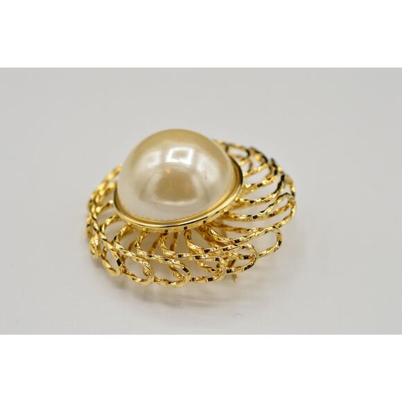 Vintage Pin Brooch Gold Tone Large Pearl 3D Round Chunky Filigree 1980s BinV - Picture 7 of 10